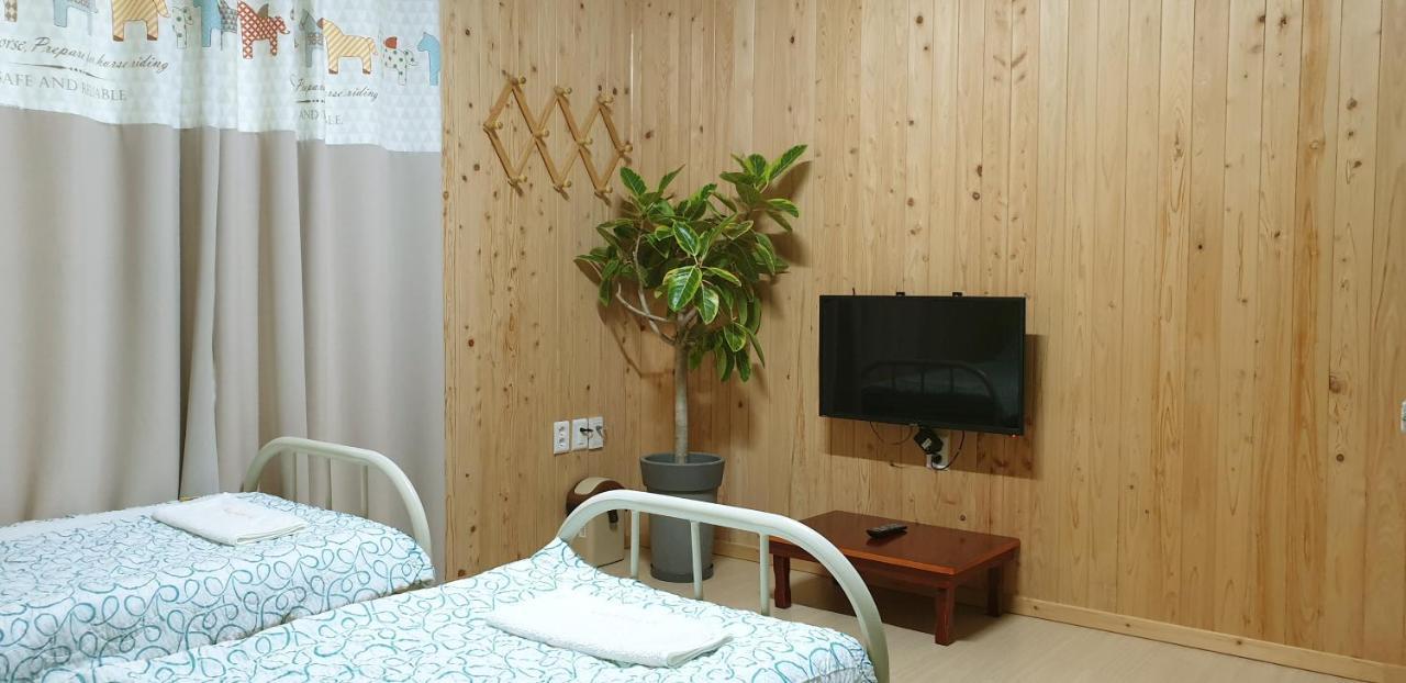 Chowoo Guesthouse คยองจู ภายนอก รูปภาพ